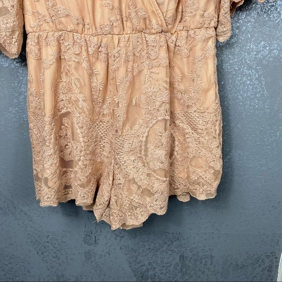 Entro blush pink deep v-neck lace short sleeve romper.  Boho festival summer - Picture 5 of 12